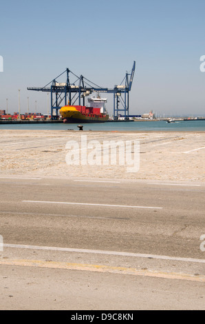 Containerschiff im Hafen von Cadiz mit Containern geladen werden. Cadiz, Andalusien, Spanien. Stockfoto