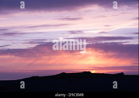 Sonnenuntergang über der Insel Skomer im Frühjahr, South Pembrokeshire, Wales, Vereinigtes Königreich Stockfoto