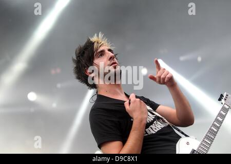 Die Gitarrist der US-Band "All Time Low", Jack Barakat, führt auf der Bühne während des Festivals "Rock am Ring" in Nuerburg, Deutschland, 9. Juni 2013. Foto: Thomas Frey Stockfoto