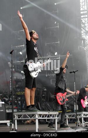 Der Sänger der US-Band "All Time Low", Alex Gaskarth (R) und deren Gitarrist Jack Barakat, führen Sie auf der Bühne während des Festivals "Rock am Ring" in Nuerburg, Deutschland, 9. Juni 2013. Foto: Thomas Frey Stockfoto