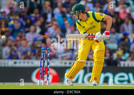 London, UK. 17. Juni 2013. Australiens Mitchell Marsh ist während der ICC Champions Trophy international Cricket-Match zwischen Sri Lanka und Australien bei The Oval Cricket Ground am 17. Juni 2013 in London, England rollte, heraus. (Foto von Mitchell Gunn/ESPA/Alamy Live-Nachrichten) Stockfoto