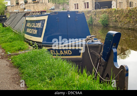 Ruder und Stern von einem festgemachten schmale Boot, gefesselt am Leeds-Liverpool-Kanal in Skipton hautnah.  Dieser eine arbeiten-Barge Stockfoto