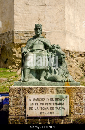 Sancho IV der tapferen Statueat am Eingang der Burg Guzman, Tarifa. Cadiz, Andalusien, Spanien. Stockfoto