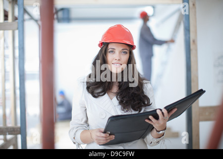 Architektin mit Portfolio auf Baustelle Stockfoto
