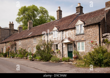 Reihe von Steinterrassenhäusern im Dorf Mells, Someret, England, Großbritannien Stockfoto