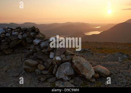 Der Gipfel des Robinson im Lake District bei Sonnenuntergang. Hohe Snockrigg, Loweswater fiel, niedrige Bank und Whiteless Hecht in Ferne Stockfoto