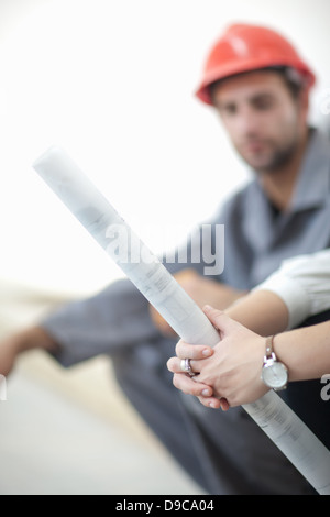 Architektin Holding Blaupause Stockfoto