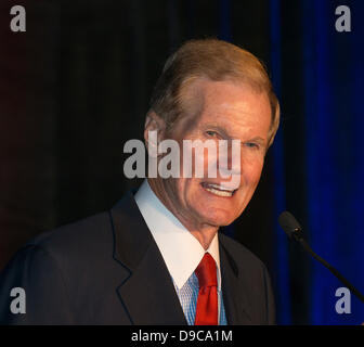 Juni 15, 2013-Hollywood, Florida, USA. San Antonio Bürgermeister Julian Castro Adressen Florida Demokraten bei 2013 Spendenaktion Jefferson Jackson Gala. Mit der Hoffnung, US-Bundesstaat Florida zurücknehmen & abzusetzen, republikanische Gouverneur Rick Scott, Senator Bill Nelson, Vorträge DNC Stuhl Debbie Wasserman Shultz & Texas Bürgermeister Julian Castro bei Spendenaktion. 1300 besuchte Veranstaltung, Anhebung $850.000. Steigende demokratischen Sterne Bürgermeister Julian Castro kürzlich eingeführten 11 jährigen Mariachi Sänger Sebastian De La Cruz, die US-Nationalhymne auf NBA San Antonio Spurs Spiel, Aufrechnung eine Runde des rassischen Tweets sang. Stockfoto