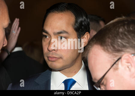 Juni 15, 2013-Hollywood, Florida, USA. San Antonio Bürgermeister Julian Castro Adressen Florida Demokraten bei 2013 Spendenaktion Jefferson Jackson Gala. Mit der Hoffnung, US-Bundesstaat Florida zurücknehmen & abzusetzen, republikanische Gouverneur Rick Scott, Senator Bill Nelson, Vorträge DNC Stuhl Debbie Wasserman Shultz & Texas Bürgermeister Julian Castro bei Spendenaktion. 1300 besuchte Veranstaltung, Anhebung $850.000. Steigende demokratischen Sterne Bürgermeister Julian Castro kürzlich eingeführten 11 jährigen Mariachi Sänger Sebastian De La Cruz, die US-Nationalhymne auf NBA San Antonio Spurs Spiel, Aufrechnung eine Runde des rassischen Tweets sang. Stockfoto