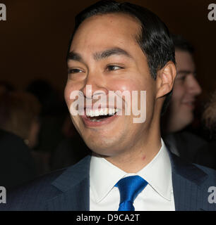 Juni 15, 2013-Hollywood, Florida, USA. San Antonio Bürgermeister Julian Castro Adressen Florida Demokraten bei 2013 Spendenaktion Jefferson Jackson Gala. Mit der Hoffnung, US-Bundesstaat Florida zurücknehmen & abzusetzen, republikanische Gouverneur Rick Scott, Senator Bill Nelson, Vorträge DNC Stuhl Debbie Wasserman Shultz & Texas Bürgermeister Julian Castro bei Spendenaktion. 1300 besuchte Veranstaltung, Anhebung $850.000. Steigende demokratischen Sterne Bürgermeister Julian Castro kürzlich eingeführten 11 jährigen Mariachi Sänger Sebastian De La Cruz, die US-Nationalhymne auf NBA San Antonio Spurs Spiel, Aufrechnung eine Runde des rassischen Tweets sang. Stockfoto