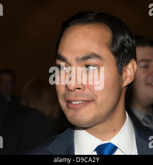 Juni 15, 2013-Hollywood, Florida, USA. San Antonio Bürgermeister Julian Castro Adressen Florida Demokraten bei 2013 Spendenaktion Jefferson Jackson Gala. Mit der Hoffnung, US-Bundesstaat Florida zurücknehmen & abzusetzen, republikanische Gouverneur Rick Scott, Senator Bill Nelson, Vorträge DNC Stuhl Debbie Wasserman Shultz & Texas Bürgermeister Julian Castro bei Spendenaktion. 1300 besuchte Veranstaltung, Anhebung $850.000. Steigende demokratischen Sterne Bürgermeister Julian Castro kürzlich eingeführten 11 jährigen Mariachi Sänger Sebastian De La Cruz, die US-Nationalhymne auf NBA San Antonio Spurs Spiel, Aufrechnung eine Runde des rassischen Tweets sang. Stockfoto