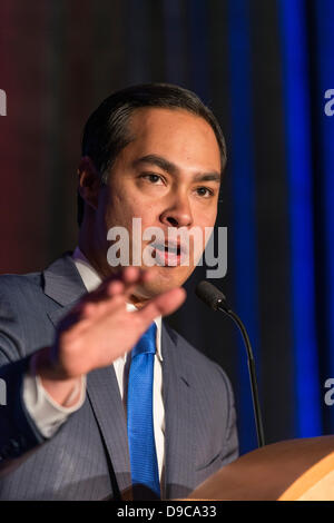 Juni 15, 2013-Hollywood, Florida, USA. San Antonio Bürgermeister Julian Castro Adressen Florida Demokraten bei 2013 Spendenaktion Jefferson Jackson Gala. Mit der Hoffnung, US-Bundesstaat Florida zurücknehmen & abzusetzen, republikanische Gouverneur Rick Scott Vorträge Texas Bürgermeister Julian Castro bei Spendenaktion. 1300 besuchte Veranstaltung, Anhebung $850.000. Steigende demokratischen Sterne Bürgermeister Julian Castro kürzlich eingeführten 11 jährigen Mariachi Sänger Sebastian De La Cruz, die US-Nationalhymne auf NBA San Antonio Spurs Spiel, Aufrechnung eine Runde des rassischen Tweets sang. Stockfoto