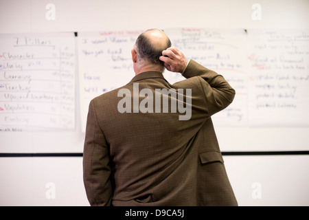 Reifer Mann verwirrt durch Präsentation Stockfoto