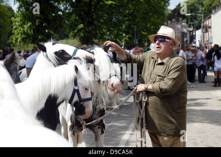 Zigeuner parade ihre Pferde und Ponys zum Verkauf im Zentrum der Stadt am Appleby Horse Fair, in Cumbria, England Stockfoto