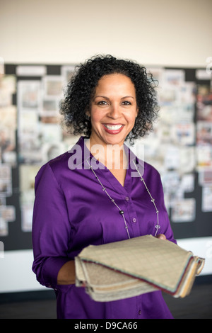 Reife Frau mit Textile swatch Stockfoto