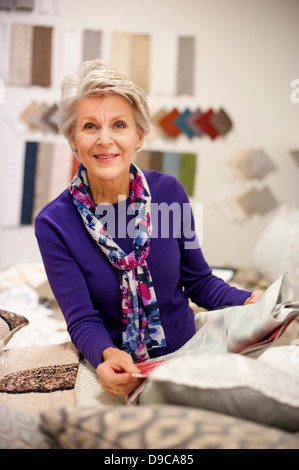 Ältere Frau Textile Farbfelder auswählen Stockfoto