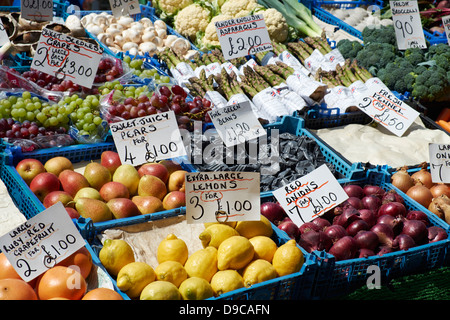 Obst und Gemüse Stand auf Hexham Bauernmarkt. Stockfoto