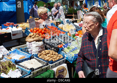 Käufer bei Obst und Gemüse stall in Hexham Bauernmarkt. Stockfoto