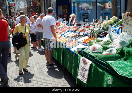 Käufer bei Obst und Gemüse stall in Hexham Bauernmarkt. Stockfoto