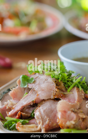 Gegrilltes Schweinefleisch mit Gemüse in Scheiben hautnah Stockfoto