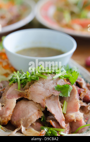 Gebratenes Schweinefleisch mit Gemüse und Chilisauce hautnah Stockfoto