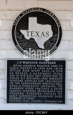 J. F. WARNOCK HARDWARE Jeptha Franklin Warnock Erath County im Jahre 1898 kam und später in der Nähe von Bluff Dale angesiedelt. Im Jahre 1908 eröffnete einen Baumarkt und 1915 diese Bauwerke um sein Geschäft zu beherbergen. Hier bereitgestellt Warnock, Zubehör und Werkzeuge in die landwirtschaftliche Umgebung. Ein Wahrzeichen der Gemeinde, bietet Warnock Store eine gemauerte Brüstung, hölzerne Schaufenster und Heckspiegel Windows typisch für frühe gewerblich genutzten Gebäuden, die einst häufig in Texas. Aufgezeichnete Texas Historic Landmark - 1984 Stockfoto