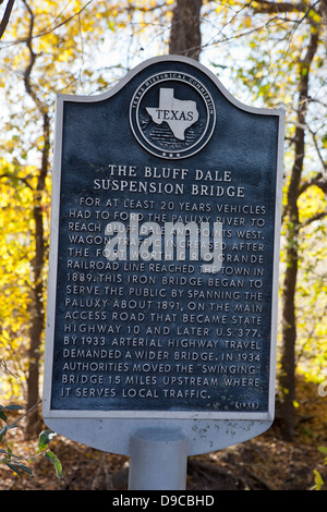 DER BLUFF DALE HÄNGEBRÜCKE für mindestens 20 Jahre Fahrzeuge musste ford Paluxy River um Bluff Dale und Punkte-West zu erreichen. Kombi-Verkehr erhöht, nachdem der Fort Worth & Rio Grande Bahnlinie die Stadt im Jahre 1889 erreichte. Diese eiserne Brücke begann die Öffentlichkeit dienen, indem Sie überspannt die Paluxy ca. 1891 auf der Hauptzufahrtsstraße State Highway 10 und späteren US-377 wurde. 1933 forderte arteriellen Autobahn Reisen eine breitere Brücke. Im Jahr 1934 zog Behörden "swingen" Brücke 1,5 Meilen flussaufwärts, wo es Nahverkehr dient. (1978) Stockfoto