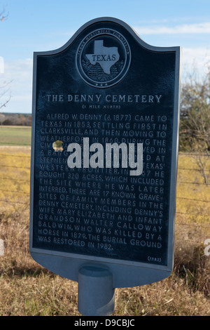 DENNY-Friedhof (1 Meile nördlich) kam Alfred W. Denny (gest. 1877) nach Texas 1853 ließ sich zunächst in Clarksville, und dann Umzug nach Weatherford im Jahre 1860. Während des Bürgerkriegs (1861-65) war Denny in einer Ranger Einheit stationiert in Stephenville, die Westgrenze Texas bewacht. Im Jahre 1867 kaufte er 320 Hektar, die die Website enthalten, wo er später beigesetzt wurde. Es gibt 17 bekannte Grabstätten der Familienmitglieder auf dem Friedhof von Denny, einschließlich Dennys Ehefrau Mary Elizabeth und Kleinkind Enkel Walter Calloway Baldwin, der 1879 von einem Pferd getötet wurde. Das Gräberfeld wurde im Jahr 1982 restauriert. (1983) Stockfoto