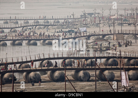 Temporäre Brücken über den Fluss Ganges auf der Kumbh Mela 2013 in Allahabad, Indien Stockfoto