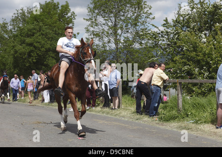 Ein Zigeuner reitet sein Pferd auf dem "blinkende Lane" oder "mad Meile" zu zeigen, um Käufer in Appleby Horse Fair, in Cumbria, England Stockfoto