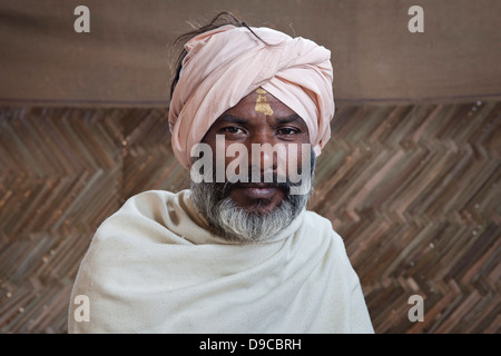 Porträt eines heiligen Mannes auf der Kumbh Mela 2013 in Allahabad, Indien Stockfoto