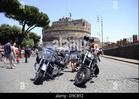 Rom, Italien. 16 Juni, 2013. Harley Davidson Rallye-enthusiasten Roll in Rom. Die niedrige Poltern von rund 35.000 Harley Davidson ist überholen die Summen der Motorroller und Autos in den Straßen rund um den Vatikan, und am Sonntag wird es noch in der St. Peter's Square vorhanden sein. Credit: s. s./Alamy leben Nachrichten Stockfoto