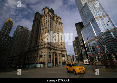 Downtown Chicago von North Michigan Avenue - London-Garantie-Gebäude auf der linken Seite gesehen & Trump Tower auf der rechten Seite Stockfoto