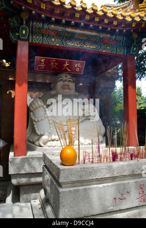 Ein lachender Buddha-Statue nahe dem Eingang des internationalen buddhistischen Tempels in Richmond, British Columbia, Kanada. Stockfoto