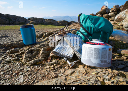 Camping-Kocher, Gas und Pfannen auf dem Gipfel des Robinson im Lake District. Stockfoto