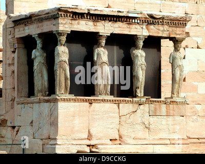 Die Erechteon ist einem alten griechischen Tempel auf der Nordseite der Akropolis von Athen in Griechenland. Der Tempel wurde zwischen errichtet. Stockfoto