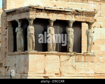 Die Erechteon ist einem alten griechischen Tempel auf der Nordseite der Akropolis von Athen in Griechenland. Der Tempel wurde zwischen errichtet. Stockfoto