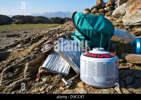 Camping-Kocher, Gas und Pfannen auf dem Gipfel des Robinson im Lake District. Stockfoto