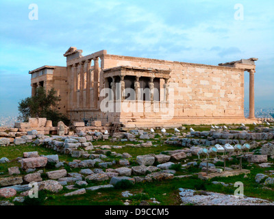 Die Erechteon ist einem alten griechischen Tempel auf der Nordseite der Akropolis von Athen in Griechenland. Der Tempel wurde zwischen errichtet. Stockfoto