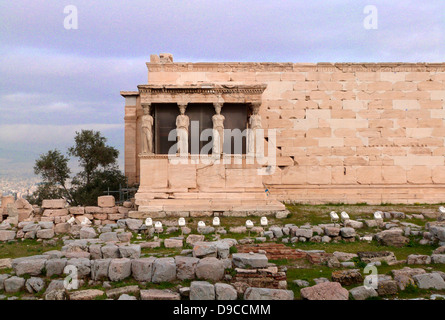 Die Erechteon ist einem alten griechischen Tempel auf der Nordseite der Akropolis von Athen in Griechenland. Der Tempel wurde zwischen errichtet. Stockfoto