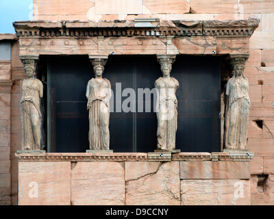 Die Erechteon ist einem alten griechischen Tempel auf der Nordseite der Akropolis von Athen in Griechenland. Der Tempel wurde zwischen errichtet. Stockfoto