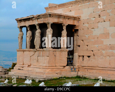 Die Erechteon ist einem alten griechischen Tempel auf der Nordseite der Akropolis von Athen in Griechenland. Der Tempel wurde zwischen errichtet. Stockfoto