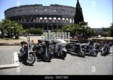 Rom, Italien. 16. Juni 2013. Harley-Davidson Enthusiasten Rollen in Rom.  Eine Reihe von Harley Davidson Motorräder vor Kolosseum. Die geringe Rumpeln von einigen 35.000 Harley Davidson ist das Summen der Motorroller und Autos in den Straßen rund um den Vatikan überholen, und am Sonntag wird es auch sein in dem Petersplatz anwesend. Bildnachweis: s.s./Alamy Live News Stockfoto