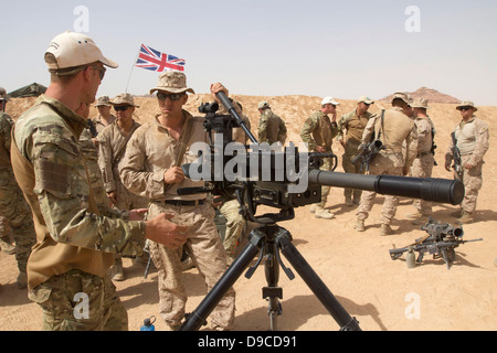 Ein US-Marine mit der 26. Marine Expeditionary Unit führt Waffe Einarbeitung auf eine Granate Maschinengewehr mit einer königlichen Marine aus 42 Commando Royal Marines 9. Juni 2013 in Al Humaymah, Jordanien. Die Übungen gegen den Bürgerkrieg im benachbarten Syrien sind mehr als 5.000 multinationalen Soldaten beteiligt. Stockfoto