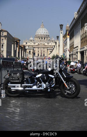 Harley Davidson Motorrad Enthusiasten Roll in Rom. Die niedrige Poltern von rund 35.000 Harley Davidson ist überholen die Summen der Motorroller und Autos in den Straßen rund um den Vatikan, und am Sonntag wird es noch in der St. Peter's Square vorhanden sein. Stockfoto