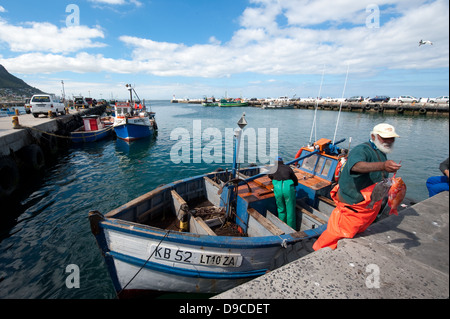 Angelboote/Fischerboote im Hafen von Kalk Bay, False Bay, Südafrika Stockfoto