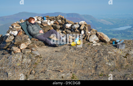 Ein Wanderer wild campen auf dem Gipfel des Robinson im Lake District Stockfoto