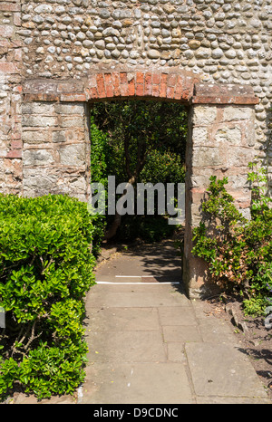 Sidmouth, Devon, England. 10. Juni 2013.  Ein Tor am Connaught Gärten in Sidmouth. Stockfoto