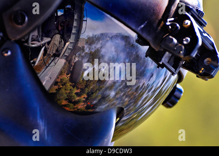 Der Schwarzwald ein Lauffeuer spiegelt sich in den Helm ein uns Armee UH-60 Black Hawk-Hubschrauber-Besatzung bei ihrer Vorbereitung auf Tropfen Wasser auf die Flammen 12. Juni 2013 in der Nähe von Colorado Springs, CO. Stockfoto