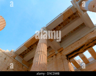 Die monumentalen Tor zur Akropolis, der propyläen unter der allgemeinen Richtung der Athenische Führer Pericles gebaut, aber Phidias war die Verantwortung für die Planung des Wiederaufbaus der Akropolis als Ganzes am Ende der Persischen Kriege gegeben. Nach Plutarch, der Propyläen wurde durch den Architekten Mnesicles konzipiert. Der Bau begann im 437 v. Chr. und wurde in 432, wenn das Gebäude war noch unvollendete beendet. Stockfoto